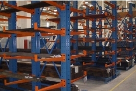 如何安全使用库房设备？